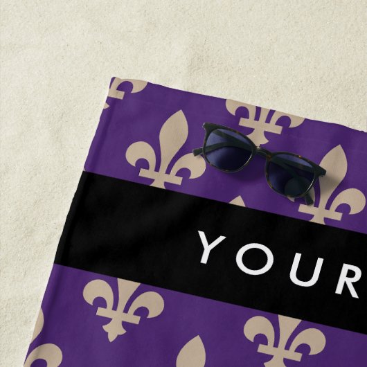 Fleur de Lis, Beige on Purple, Royal, Your Name Strandtuch (Beispiel)