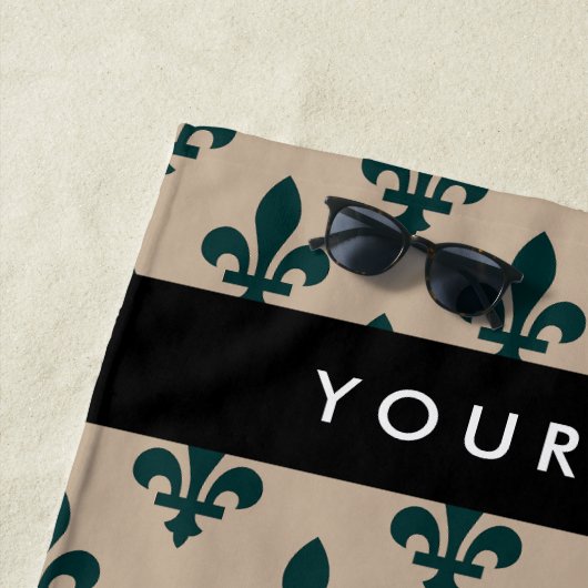 Fleur de Lis, Green on Beige, Royal, Your Name Strandtuch (Beispiel)