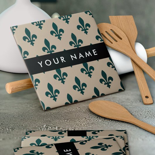 Fleur de Lis, Grün auf Beige, Royal, Ihr Name Fliese