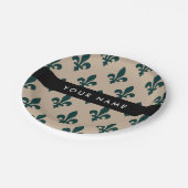 Fleur de Lis, Grün auf Beige, Royal, Ihr Name Pappteller (Schrägansicht)