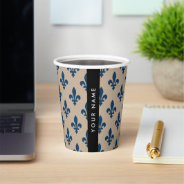 Fleur de Lis, Marineblau auf Beige, Royal, Ihr Nam Pappbecher
