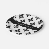 Fleur de Lis, Schwarz auf Weiß, Schwarz, Ihr Name Pappteller (Schrägansicht)