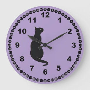 Flieder mit schwarzer Katze und modernem Gesicht Große Wanduhr
