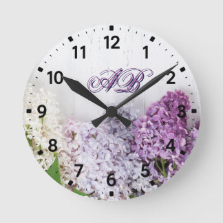 Flieder-Monogramm-Wanduhr | Personalisierte Blumen Runde Wanduhr