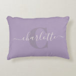 Flieder | Name der Personalisierten Skriptmonogram Dekokissen<br><div class="desc">Flieder | Personalisiert Script Monogram Name Accelerator Pillow</div>