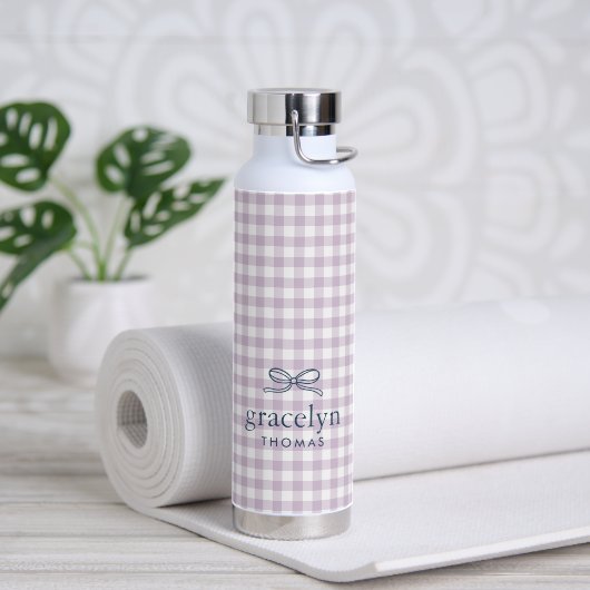 Fliederfarbenes Gingham-Schleifen-Monogramm Trinkflasche (Yoga (gedreht))