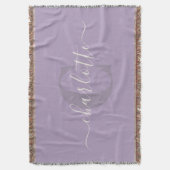Fliederlila | Personalisiertes Skript Monogramm Na Decke (Vorderseite Vertikal)