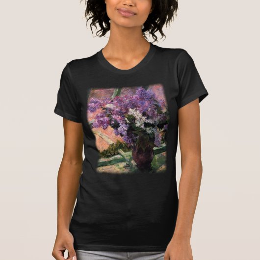 Fliedern in einem Fenster durch Mary Cassatt T-Shirt (Vorderseite)