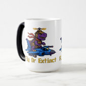 Flieg oder Ausgestorben Pixel Art Dinosaurier Pilo Verwandlungstasse (Vorderseite Links)