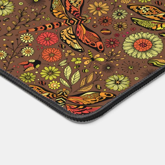 Fliege, Libelle auf Zimtbraun Schreibtischunterlage (Ecke)