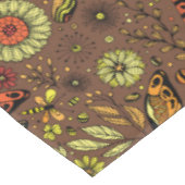 Fliege, Libelle auf Zimtbraun Tischdecke (Schrägansicht)