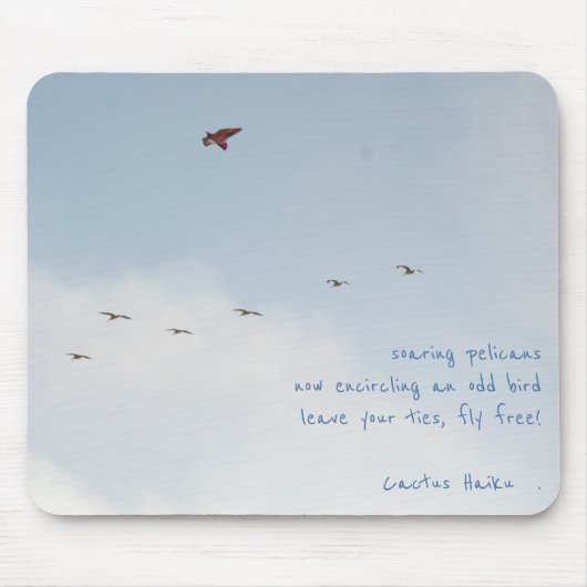 Fliegen-freier Drachen mit den Pelikanen Mousepad (Vorne)