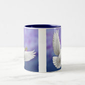 Fliegen-Friedenstauben-Tasse Zweifarbige Tasse (Mittel)