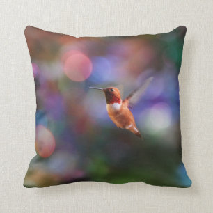 Fliegen-Kolibri und bunter Hintergrund Kissen