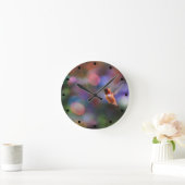 Fliegen-Kolibri und bunter Hintergrund Runde Wanduhr (Zuhause)