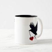 Fliegen-Krähe mit gestohlenem Herzen Zweifarbige Tasse (VorderseiteRechts)