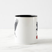 Fliegen-Krähe mit gestohlenem Herzen Zweifarbige Tasse (Mittel)