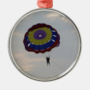 Fliegen mit einem parasail ornament aus metall