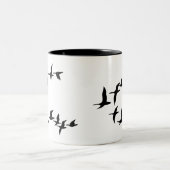 Fliegen-Südgans-Kaffee-Tasse Zweifarbige Tasse (Mittel)