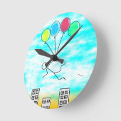 Fliegen über die Stadt mit Ballonen Runde Wanduhr (Winkel)