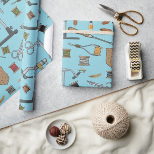 Fliegenbinder-Muster, Materialien und Werkzeuge zu Geschenkpapier