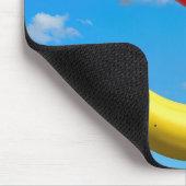 Fliegende Banane und roter Luftballon Mousepad (Ecke)