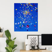 fliegende bunte Luftballons am blauen Himmel, Poster (Heimbüro)