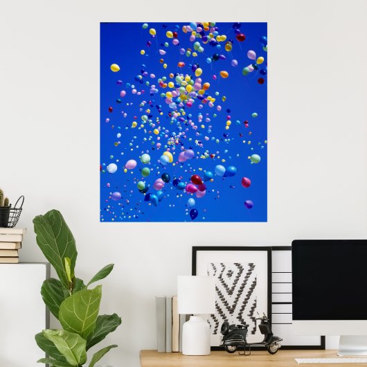 fliegende bunte Luftballons am blauen Himmel, Poster (Heimbüro)