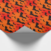 Fliegende Cartoon-Fledermäuse auf orangefarbenem H Geschenkpapier (Ecke)