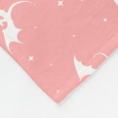Fliegende Drachen und Sterne auf rosa Untergrund Fleecedecke (Ecke)