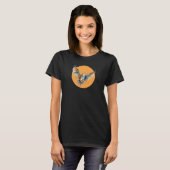 Fliegende Eule mit orangefarbener Sonnengrafik T-Shirt (Vorne ganz)