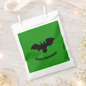 Fliegende Fledermaus auf grüner Gefallenstüte Geschenktütchen (Ausgeschnitten)