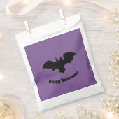 Fliegende Fledermaus auf lila Geschentüte Geschenktütchen (Ausgeschnitten)