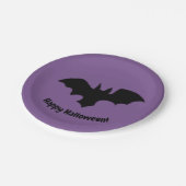 Fliegende Fledermaus auf Lila Pappteller (Schrägansicht)