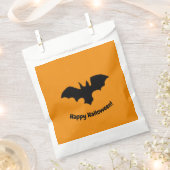 Fliegende Fledermaus auf orangefarbenem Gefallenbe Geschenktütchen (Ausgeschnitten)