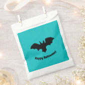Fliegende Fledermaus auf türkisfarbenem Gefallenbe Geschenktütchen (Ausgeschnitten)
