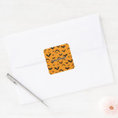 Fliegende Fledermäuse auf Orange Quadratischer Aufkleber (Umschlag)