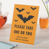 Fliegende Fledermäuse auf orangefarbenem Trick ode Sockelschild (In Situ)