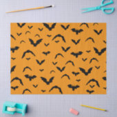 Fliegende Fledermäuse auf orangem Seidenpapier (Basteln)