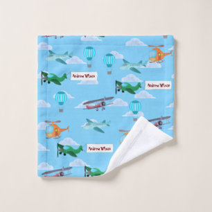 Fliegende Flugzeuge auf blauem Himmel und weißen W Waschlappen