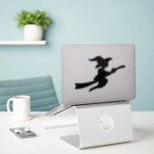 Fliegende Hexe auf der Silhouette des Broomsticks Aufkleber (Laptop auf Schreibtisch)