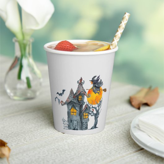 Fliegende Hexe auf einem Besen und Spuk HausHallow Pappbecher (In Situ)