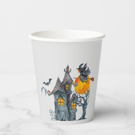 Fliegende Hexe auf einem Besen und Spuk HausHallow Pappbecher (Vorderseite)