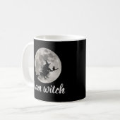 Fliegende Hexe mit leuchtendem Mond hinter ihr Kaffeetasse (Vorderseite Links)