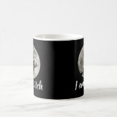 Fliegende Hexe mit leuchtendem Mond hinter ihr Kaffeetasse (Mittel)