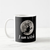 Fliegende Hexe mit leuchtendem Mond hinter ihr Kaffeetasse (Links)