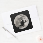 Fliegende Hexe mit leuchtendem Mond hinter ihr Quadratischer Aufkleber (Umschlag)