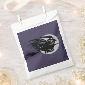 Fliegende Hexe saß vor einem Broomstick vor Geschenktütchen (Ausgeschnitten)