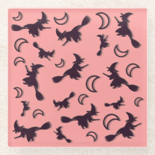 Fliegende Hexe zwischen Halbmond in der Halloween- Glasuntersetzer
