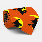 Fliegende Hexen Muster Orange Halloween-Krawatte Krawatte (Gerollt)